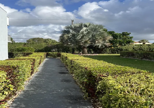 33rd image of 142 Normandy C, Delray Beach, FL 33484 | MLS# R11169924