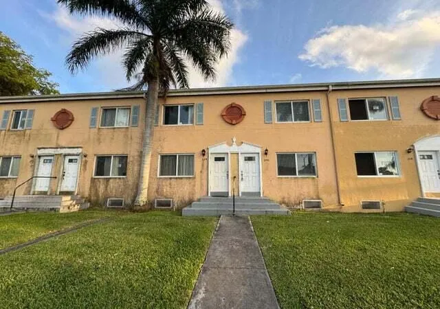 Photo 2 of Townhouse for sale at 206 Nw 84th Street #206, Miami, FL 33150 | MLS# R11170031 | Listing updated on 2026-09-26