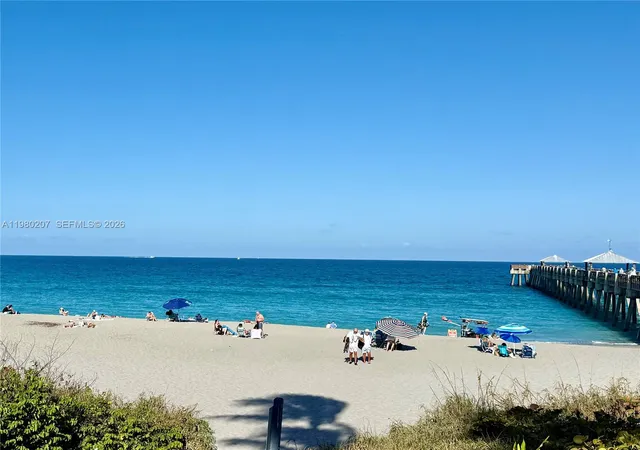 Homes for sale in Juno Beach, FL | 915 S Bay Colony Drive, Juno Beach, FL 33408 | Houzeo