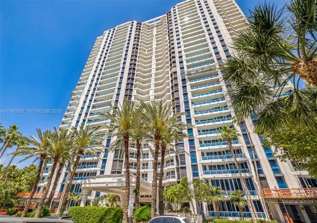 1st image of 21205 Yacht Club Dr #1802, Aventura, FL 33180 | MLS# A11980562