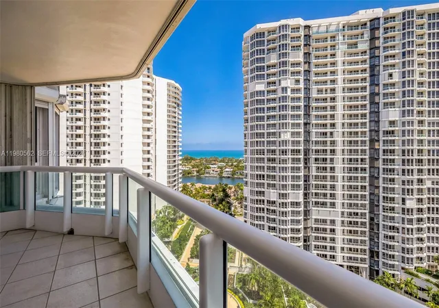 2nd image of 21205 Yacht Clb Dr, Aventura, FL 33180