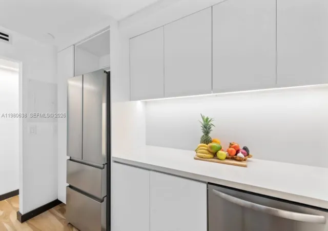 10th image of 2655 Collins Ave #504, Miami Beach, FL 33140 | MLS# A11980638
