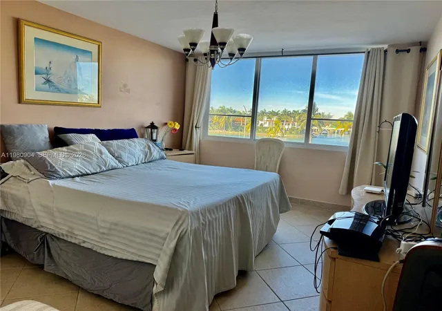 2nd image of 5005 Collins Ave #304, Miami Beach, FL 33140 | MLS# A11980904
