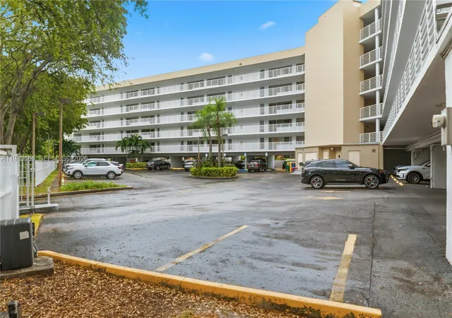 3rd image of 17801 N Bay Rd, Sunny Isles Beach, FL 33160