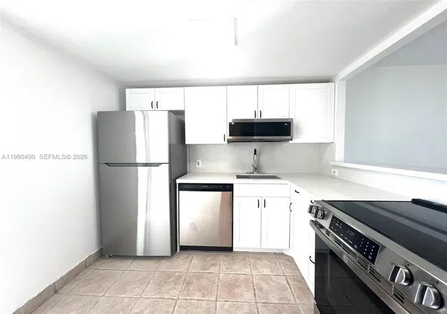 3rd image of 3475 N Country Club Dr #716, Miami, FL 33180 | MLS# A11980490
