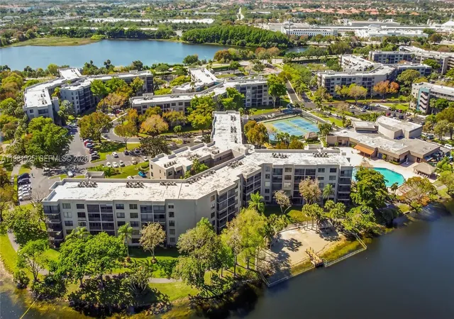 3rd image of 1100 Colony Point Cir #201, Pembroke Pines, FL 33026 | MLS# A11981525
