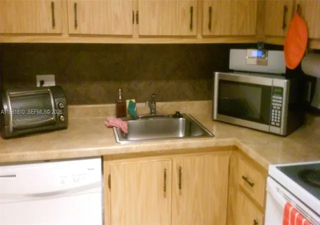 4th image of 5530 Nw 44Th St #411C, Lauderhill, FL 33319 | MLS# A11981810