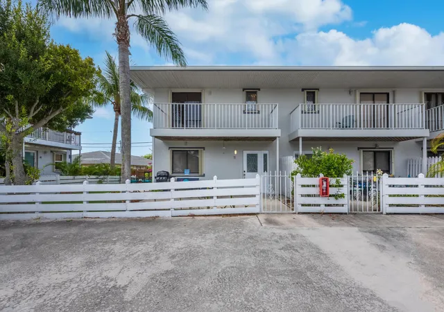 3rd image of 324 W Pine #11, Lantana, FL 33462 | MLS# B26001029