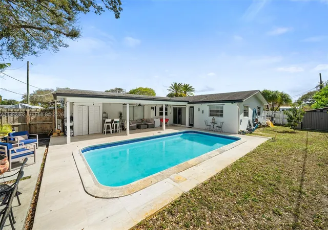 33rd image of 1040 Sw 66th Ave, Pembroke Pines, FL 33023 | MLS# A11982862