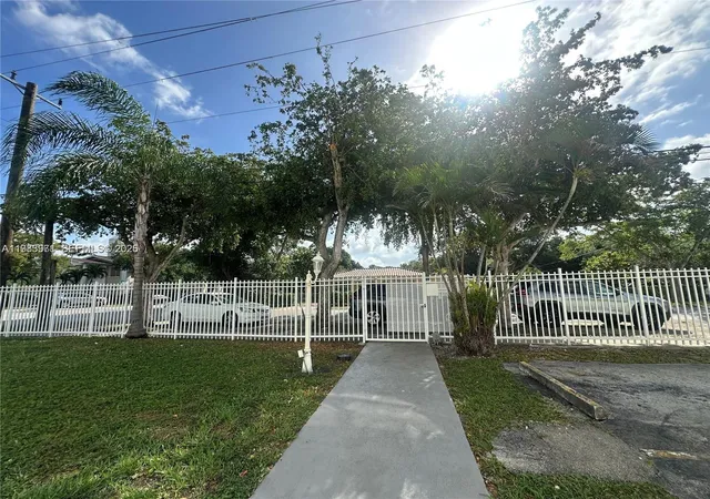 2nd image of 12890 Ne 8Th Ave, North Miami, FL 33161