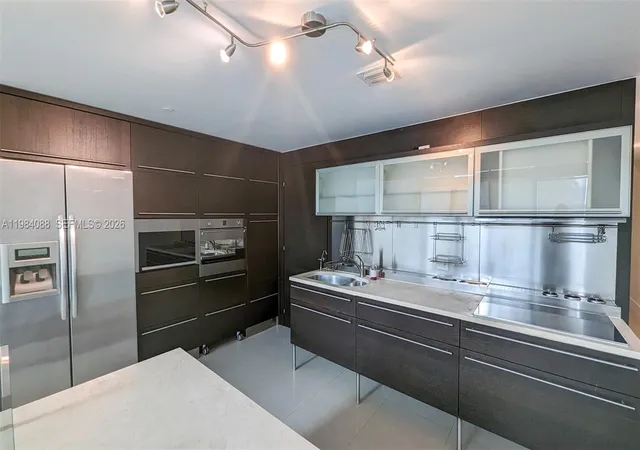 2nd image of 6000 Collins Ave #111, Miami Beach, FL 33140 | MLS# A11984088