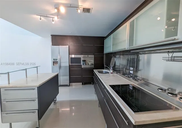 3rd image of 6000 Collins Ave #111, Miami Beach, FL 33140 | MLS# A11984088