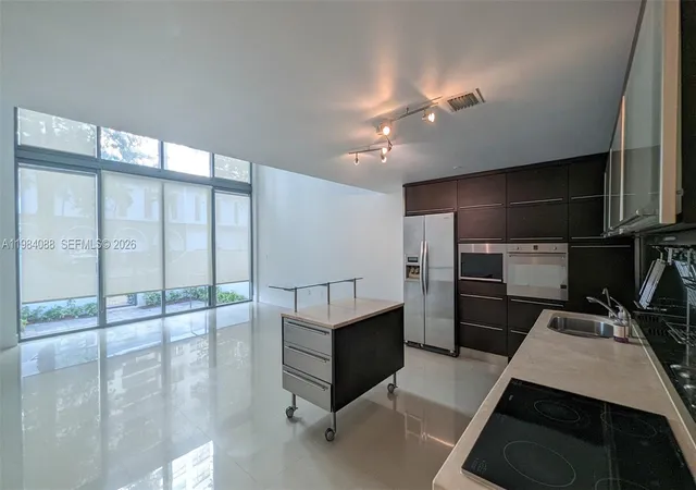 4th image of 6000 Collins Ave #111, Miami Beach, FL 33140 | MLS# A11984088