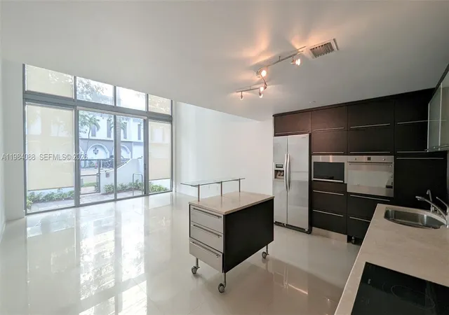 5th image of 6000 Collins Ave #111, Miami Beach, FL 33140 | MLS# A11984088