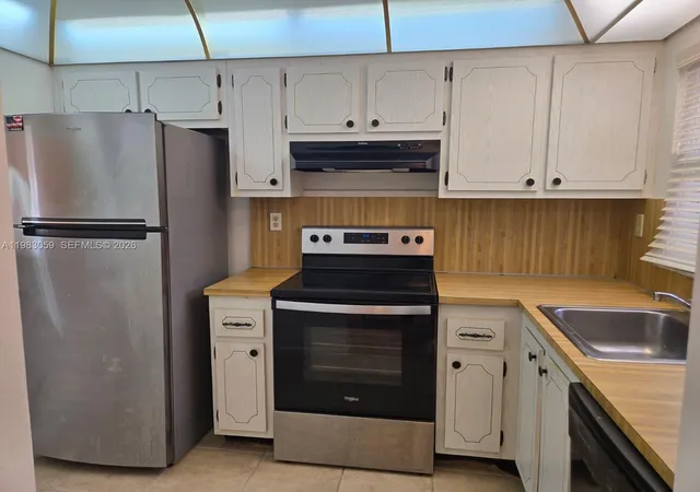 4th image of 9261 Sunrise Lakes Blvd, Sunrise, FL 33322