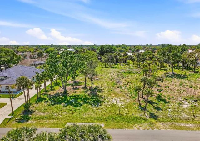 3rd image of 2008 Sw Leafy Rd, Port Saint Lucie, FL 34953 | MLS# B26001776