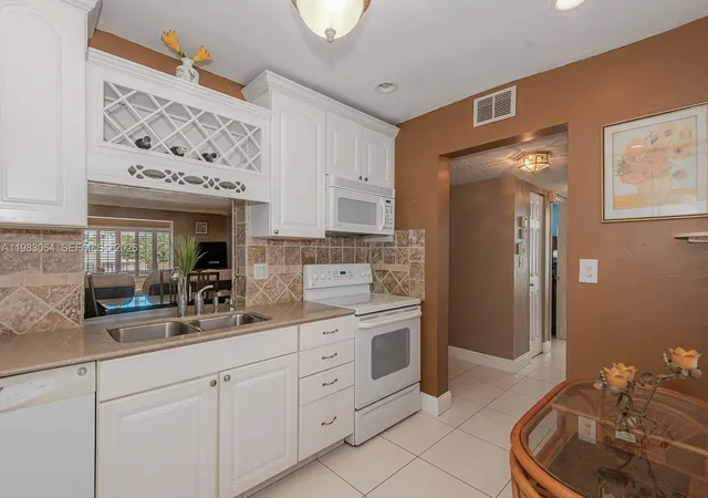 4th image of 4270 Nw 40Th St #201, Lauderdale Lakes, FL 33319 | MLS# A11983064