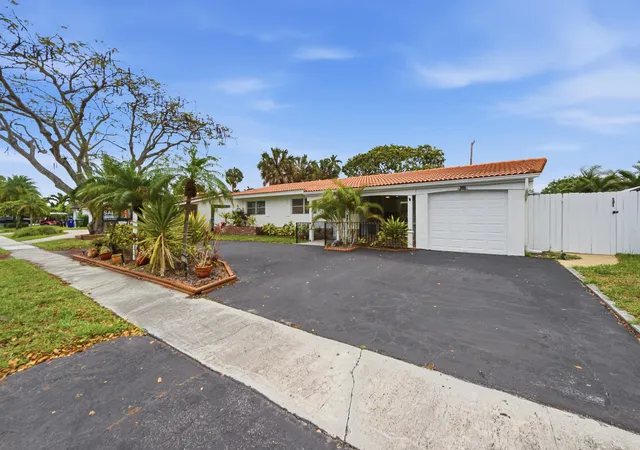 Homes for sale in Fort Lauderdale, FL | 2120 Ne 62Nd Ct, Fort Lauderdale, FL 33308 | MLS# B26003811