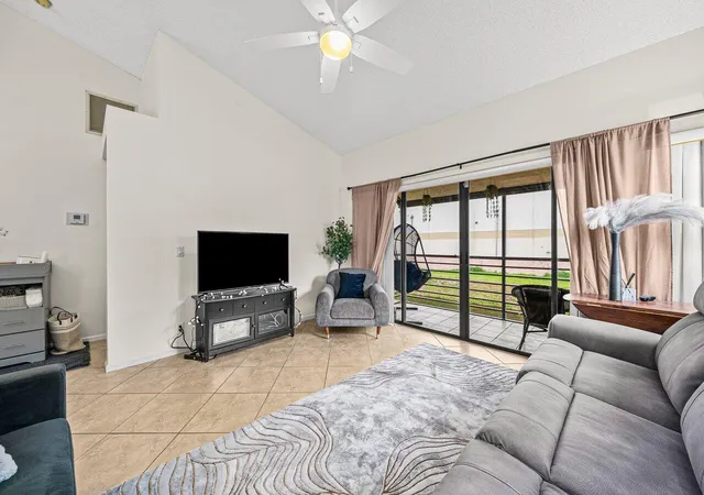 4th image of 16 Vía De Casas Sur #204, Boynton Beach, FL 33426 | MLS# B26003980