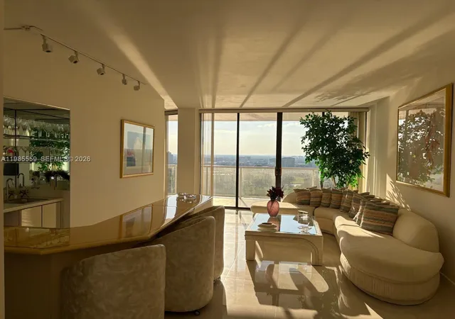 5th image of 20281 E Country Club Dr #2409, Miami, FL 33180 | MLS# A11985559