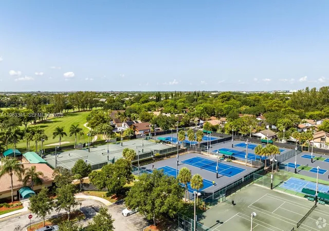 2nd image of 1000 E Saint Charles Pl, Pembroke Pines, FL 33026