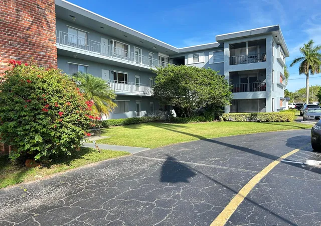 2nd image of 515 S Crescent Dr, Hollywood, FL 33021