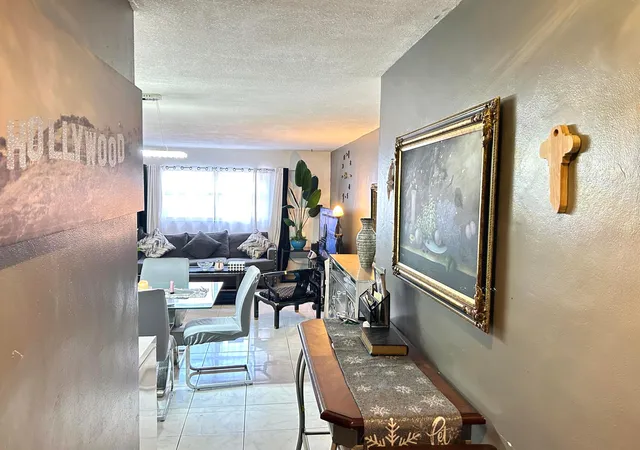 3rd image of 515 S Crescent Dr, Hollywood, FL 33021