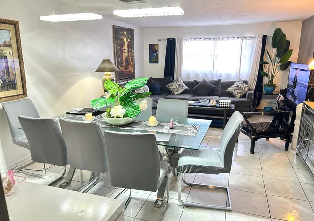 4th image of 515 S Crescent Dr, Hollywood, FL 33021