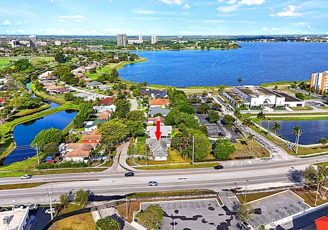 Photo 2 of Single family home for sale at 1301 N Mangonia Dr, West Palm Beach, FL 33401 | MLS# B26004527 | Listing updated on 2026-10-01