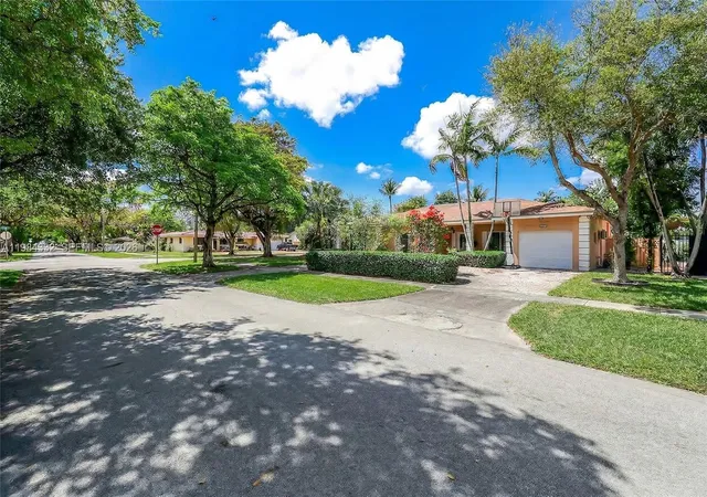 3rd image of 1800 Miami Springs Ave, Miami Springs, FL 33166 | MLS# A11984332