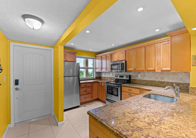 Listing Photo 5 - Condo for sale in building located at 1069 Hillsboro Mile, Hillsboro Beach, FL 33062 - Unit #503