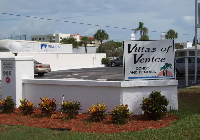2nd image of 908 Villas Dr, Venice, FL 34285