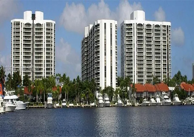 3rd image of 3610 Yacht Club Dr #1002, Aventura, FL 33180 | MLS# A11984335