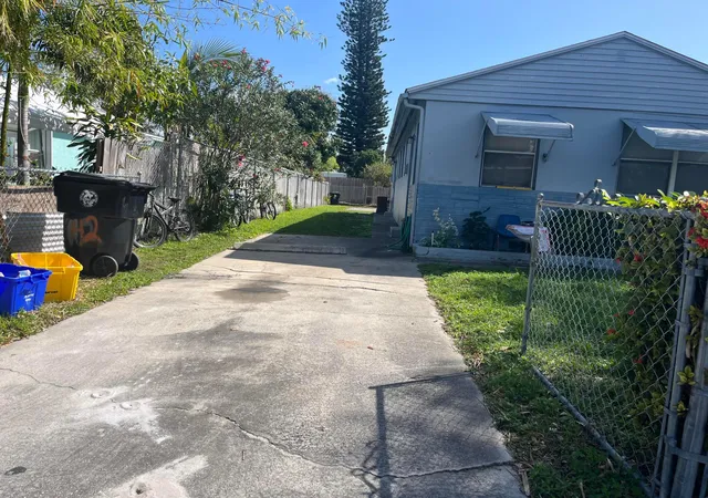2nd image of 530 S C St W, Lake Worth Beach, FL 33460 | MLS# B26005654