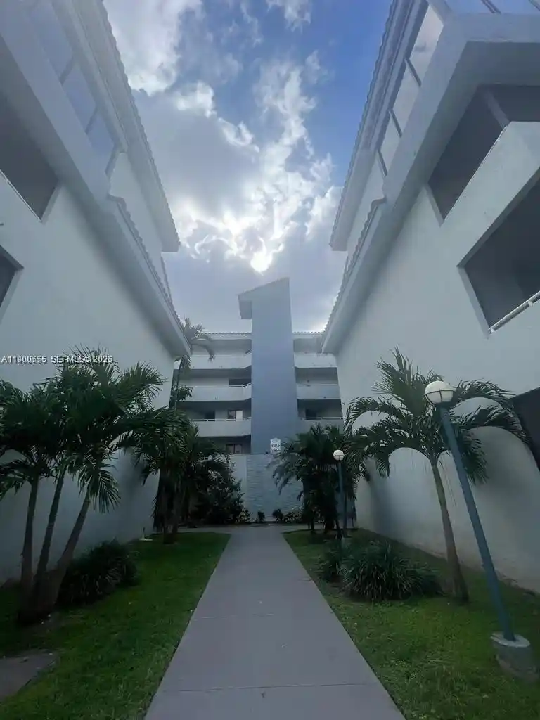 Listing Photo 1 - Condo for sale in 8215 Sw 152Nd Ave located at 8215 Sw 152Nd Ave, Miami, FL 33193 - Unit #G-418