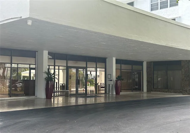 3rd image of 10000 W Bay Harbor Dr, Bay Harbor Islands, FL 33154