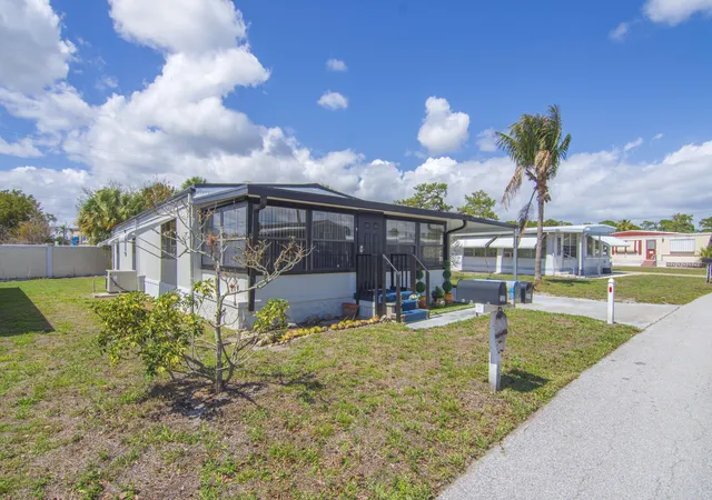 Photo 3 of Manufactured home for sale at 2520 Se Penny Ln, Stuart, FL | MLS# B26006430 | Listing updated on 2026-09-23
