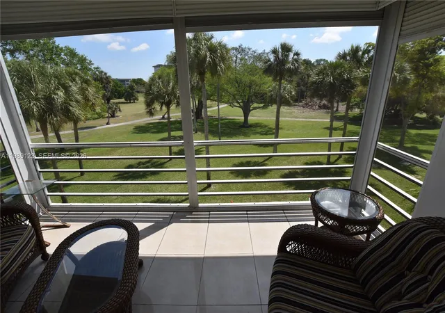 2nd image of 3800 Oaks Clubhouse Dr, Pompano Beach, FL 33069