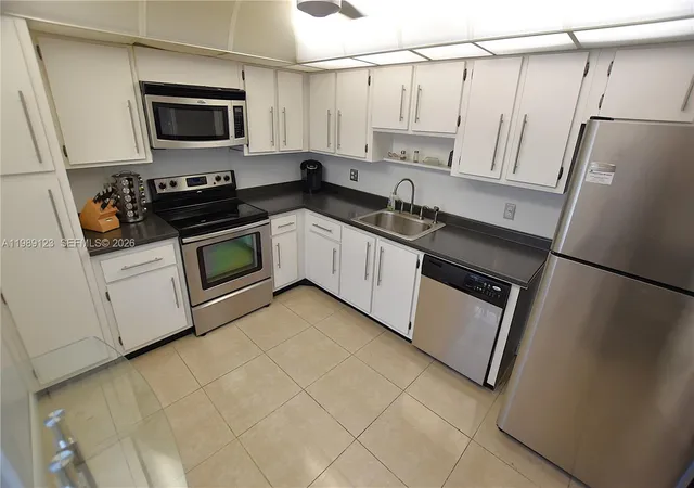 4th image of 3800 Oaks Clubhouse Dr, Pompano Beach, FL 33069