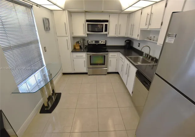 5th image of 3800 Oaks Clubhouse Dr, Pompano Beach, FL 33069
