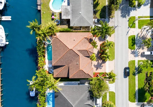 Homes for sale in Lighthouse Point, FL | 2221 Ne 48th Ct, Lighthouse Point, FL 33064 | MLS# B26006674