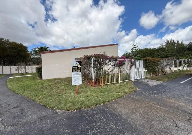 2nd image of 2381 Sw 70Th Ave, Davie, FL 33317