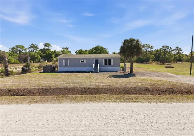1st image of 415 S Kennel St, Clewiston, FL 33440 | MLS# A11989793