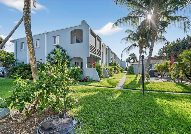 2nd image of 1432 S Lakeside Dr #4, Lake Worth Beach, FL 33460 | MLS# B26008538