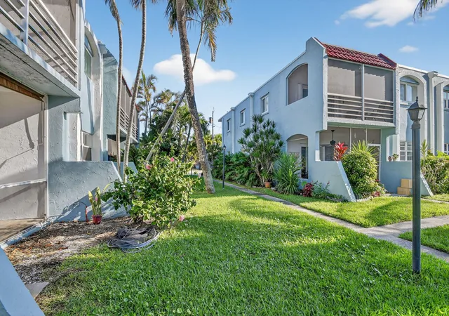 3rd image of 1432 S Lakeside Dr, Lake Worth Beach, FL 33460
