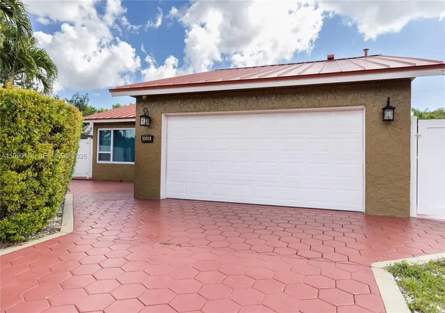 3rd image of 4548 Sw 28Th Wy, Fort Lauderdale, FL 33312 | MLS# A11990174