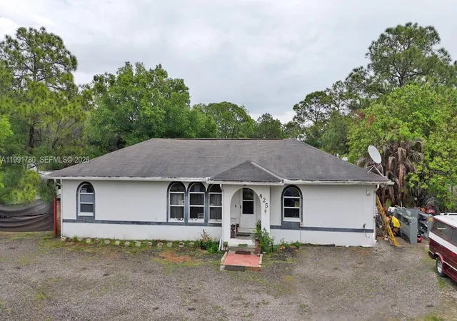 1st image of 825 N Willow St, Clewiston, FL 33440 | MLS# A11991780