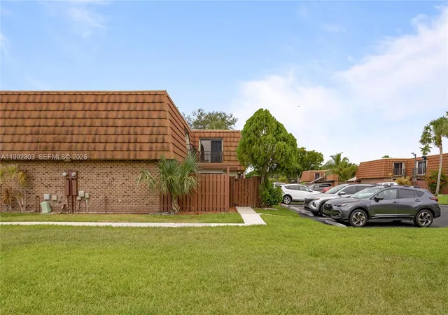 4th image of 1170 Sw 118Th Ter, Davie, FL 33325 | MLS# A11992303
