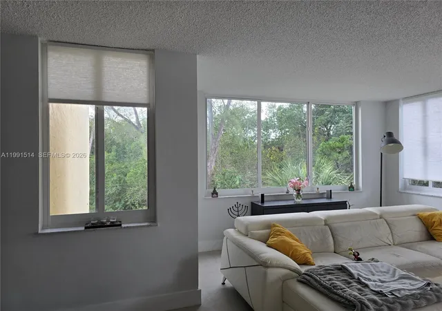 2nd image of 17890 W Dixie Hwy 307 #307, North Miami Beach, FL 33160 | MLS# A11991514