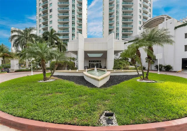 4th image of 19400 Turnberry Wy #2011, Miami, FL 33180 | MLS# A11990429